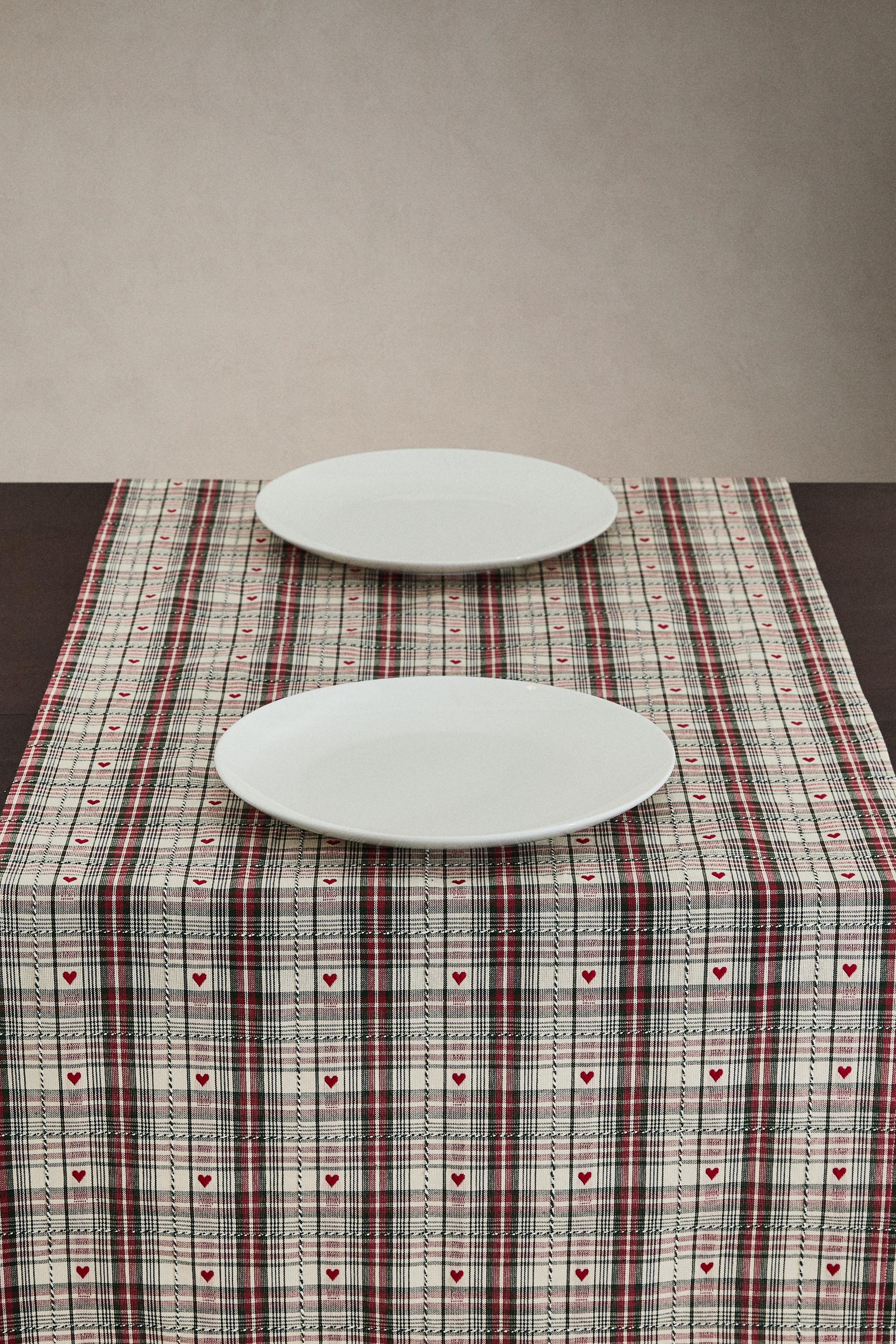 DYED THREAD CHRISTMAS HEART TABLE RUNNER